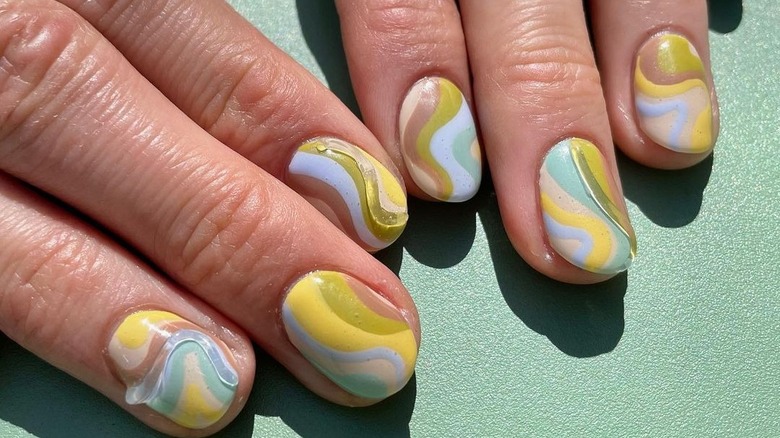 Retro nails in yellow and green