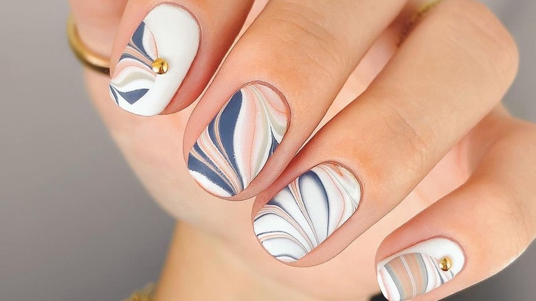 Water marbling effect on nails